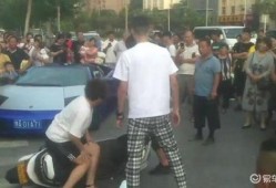 网友拍到网红吃瓜视频,网友直呼“太真实”