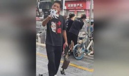 网友拍到网红吃瓜视频,网友直呼“太真实”